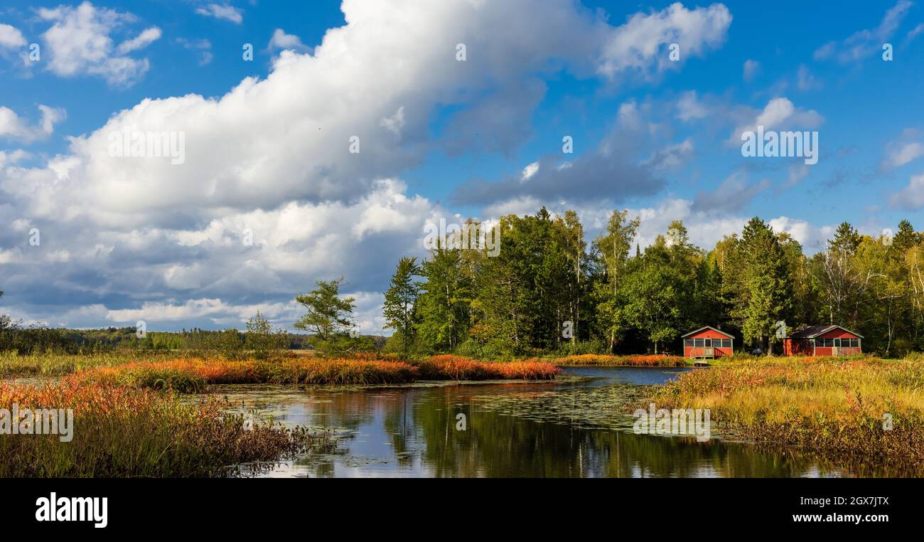 Lago Fishtrap in una splendida giornata autunnale nel Wisconsin settentrionale. Foto Stock