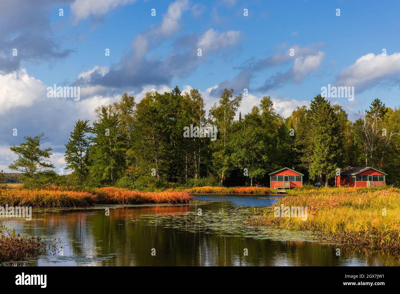 Lago Fishtrap in una splendida giornata autunnale nel Wisconsin settentrionale. Foto Stock