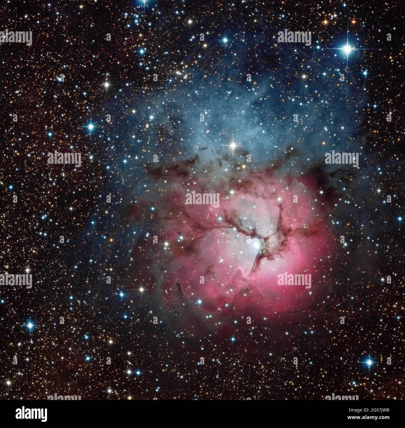 La Nebula Triflide (M20) è una regione H II situata nel Sagittario. È una combinazione di un cluster aperto, più emissione, riflessione e nebulose scure. Foto Stock