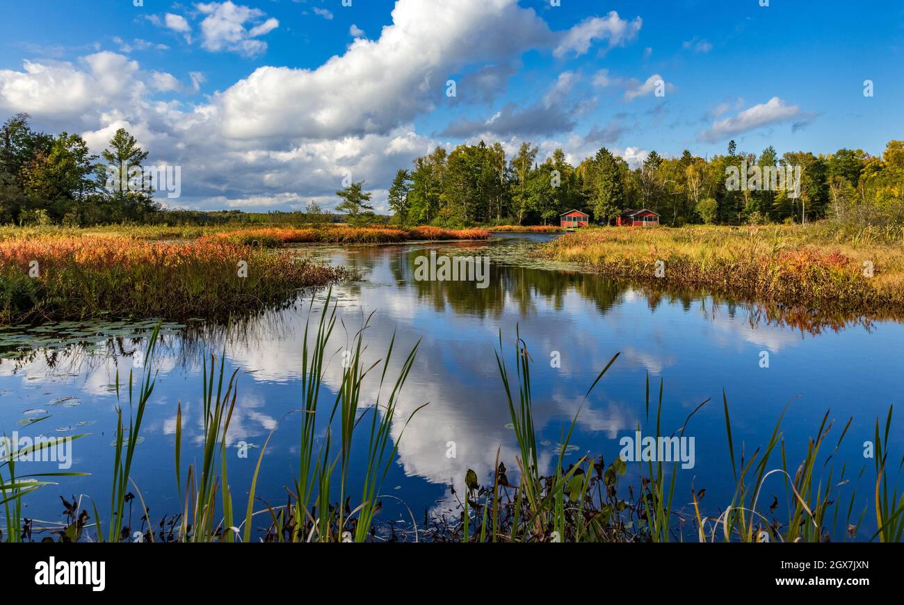 Lago Fishtrap in una splendida giornata autunnale nel Wisconsin settentrionale. Foto Stock