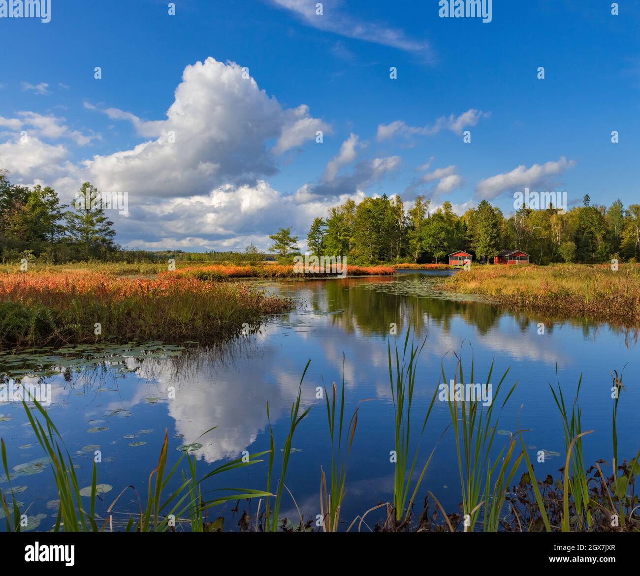 Lago Fishtrap in una splendida giornata autunnale nel Wisconsin settentrionale. Foto Stock