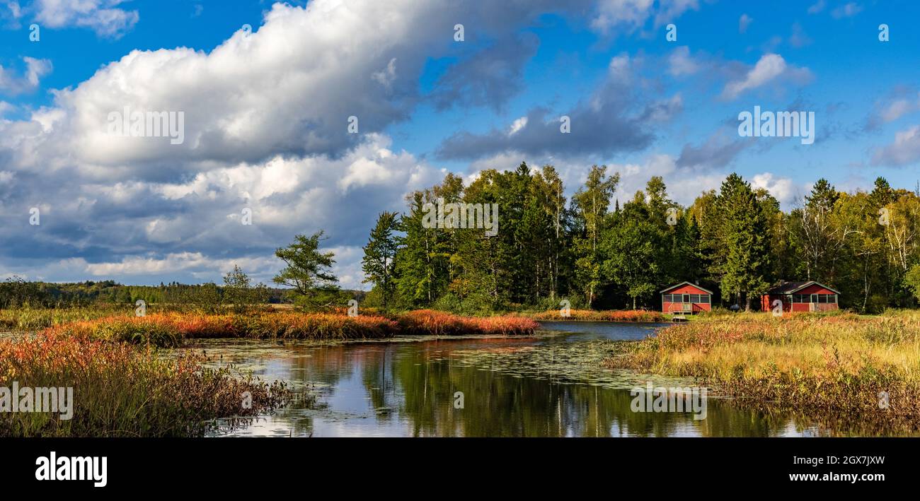 Lago Fishtrap in una splendida giornata autunnale nel Wisconsin settentrionale. Foto Stock