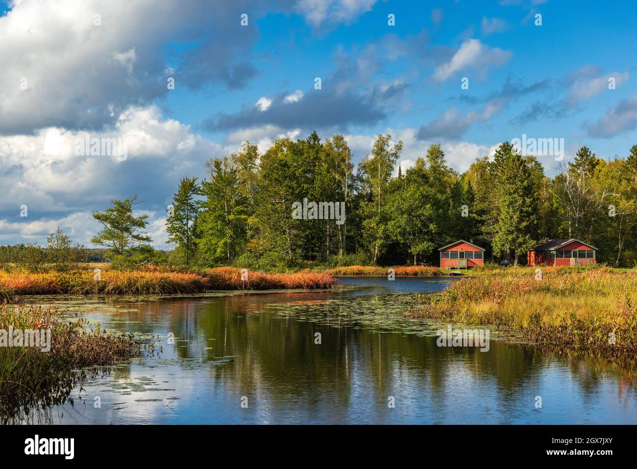 Lago Fishtrap in una splendida giornata autunnale nel Wisconsin settentrionale. Foto Stock