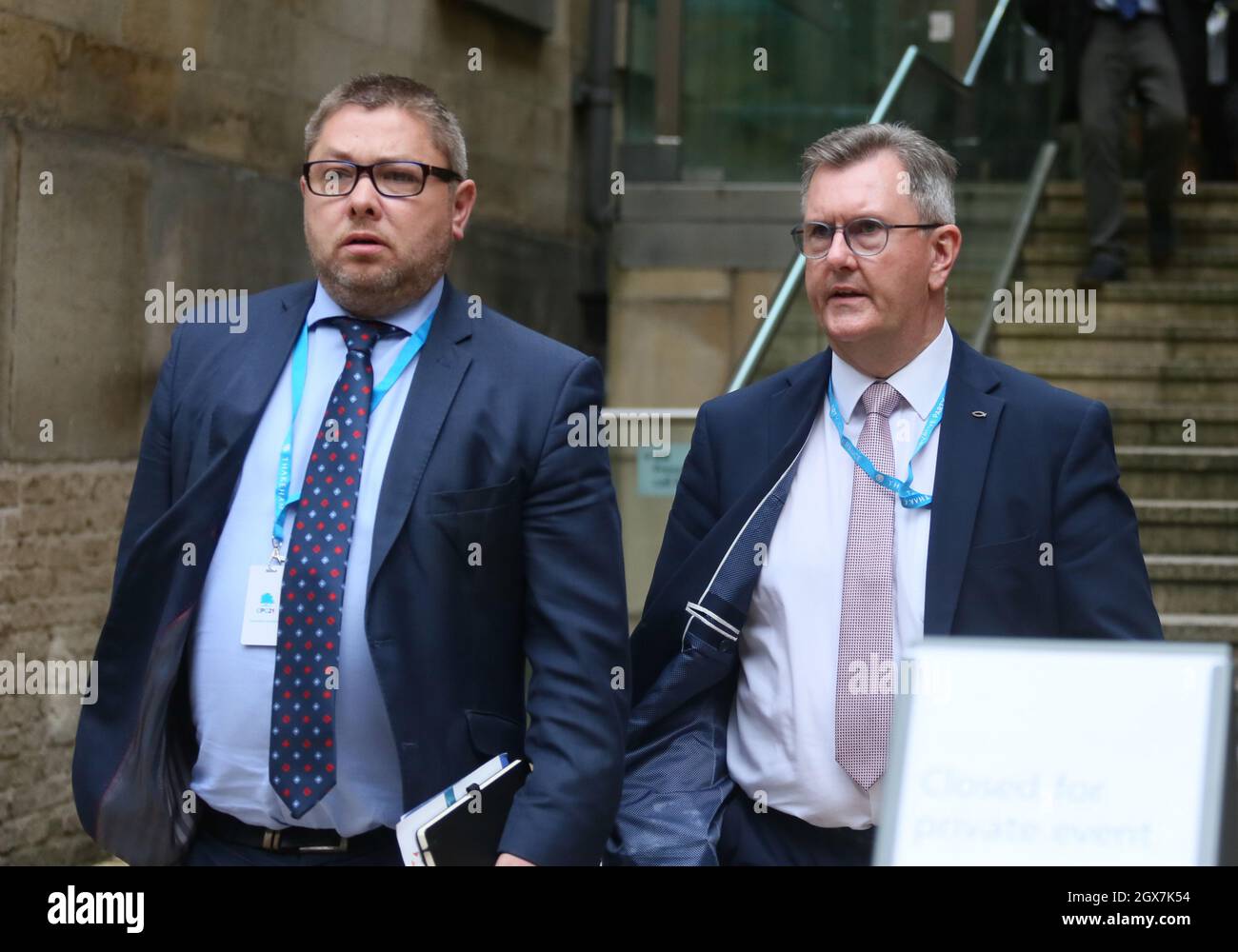 Manchester, Regno Unito. 4 ottobre 2021. Si svolge il secondo giorno della Conferenza del partito Tory. I politici lasciano un incontro marginale sul protocollo dell'Irlanda del Nord. Manchester, Regno Unito. Credit: Barbara Cook/Alamy Live News Foto Stock