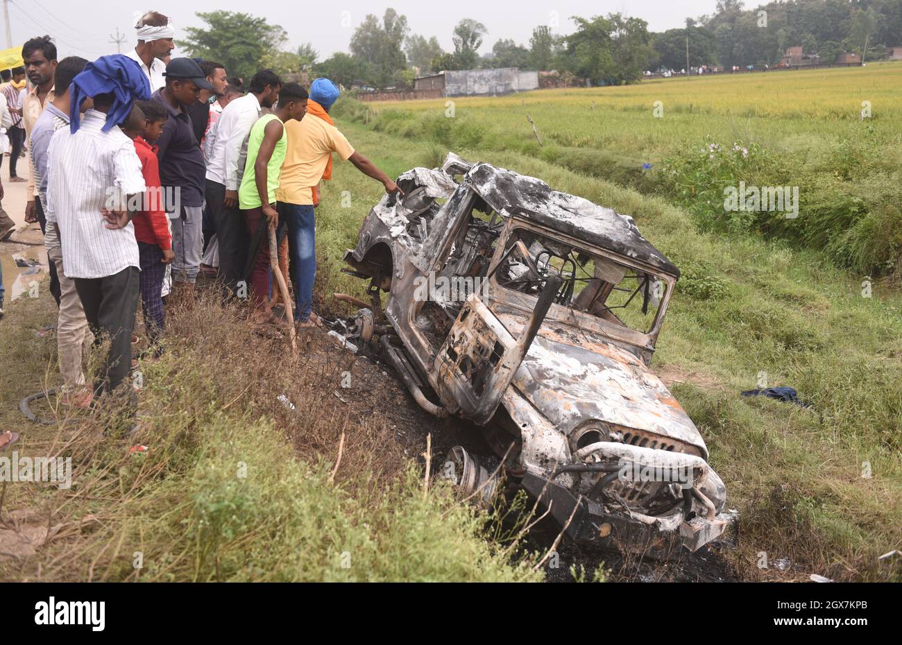 LAKHIMPUR KHERI, INDIA - 4 OTTOBRE: Uno dei SUV che presumibilmente correva sopra gli agricoltori e li ha uccisi, è stato messo in assalire da una folla arrabbiata a Tikunia il 4 ottobre 2021 a Lakhimpur Kheri, India. Il governo dell'Utttar Pradesh lunedì ha sospeso i servizi Internet e ha impedito ai politici di entrare in Tikonia a Lakhimpur Kheri, dove otto persone sono state uccise in un'escalation mortale di una manifestazione di un anno contro le controverse leggi agricole. I manifestanti hanno sostenuto che un'auto del convoglio del figlio del ministro dell'Unione Ajay Mishra Teni ha corso sui manifestanti. I quattro lavoratori del BJP sono stati Foto Stock