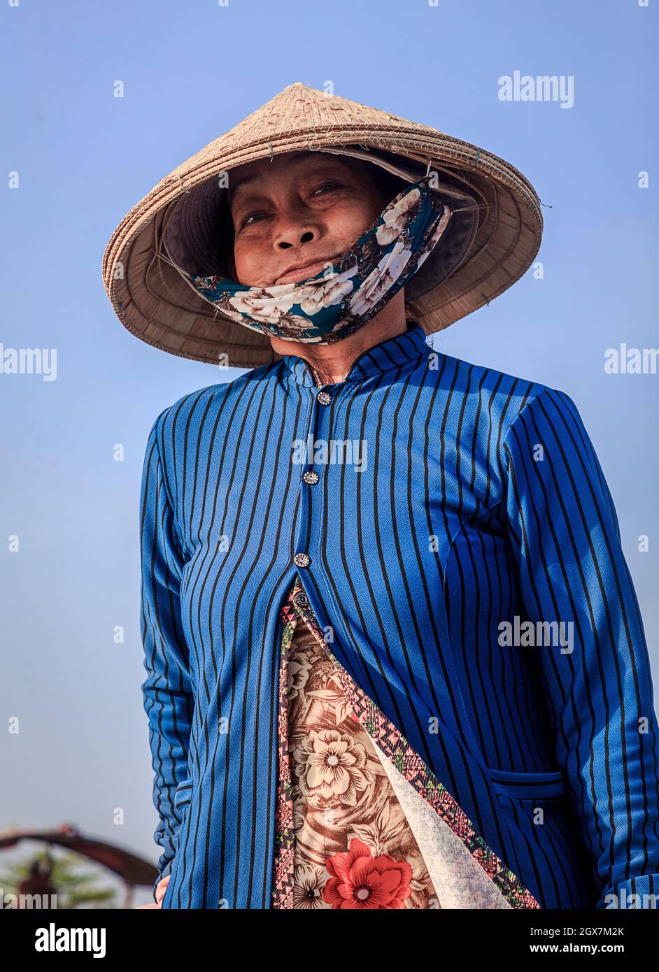 Guida dell'operatore di barca che va al mercato galleggiante nel Delta del Mekong Foto Stock