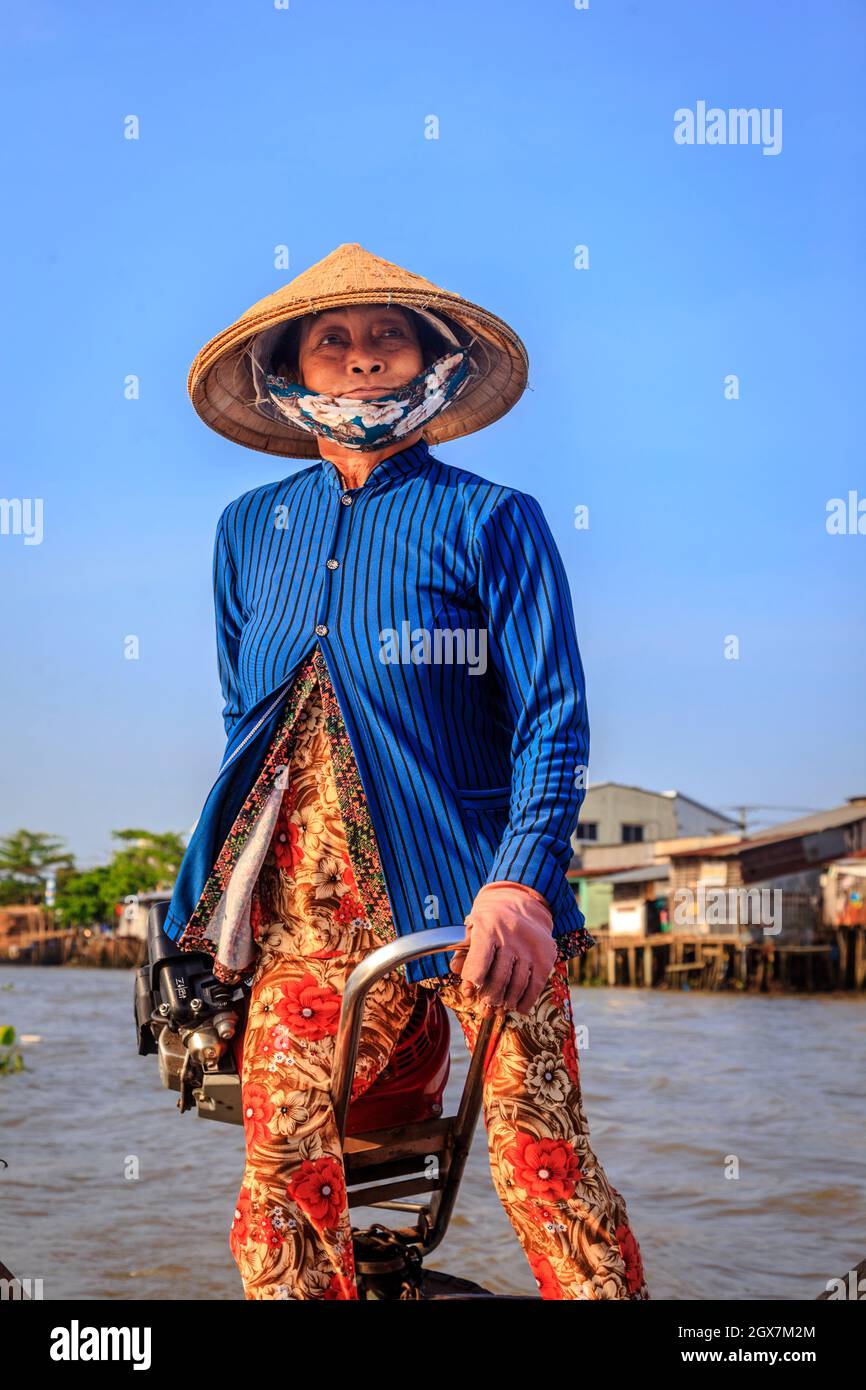 Guida dell'operatore di barca che va al mercato galleggiante nel Delta del Mekong Foto Stock