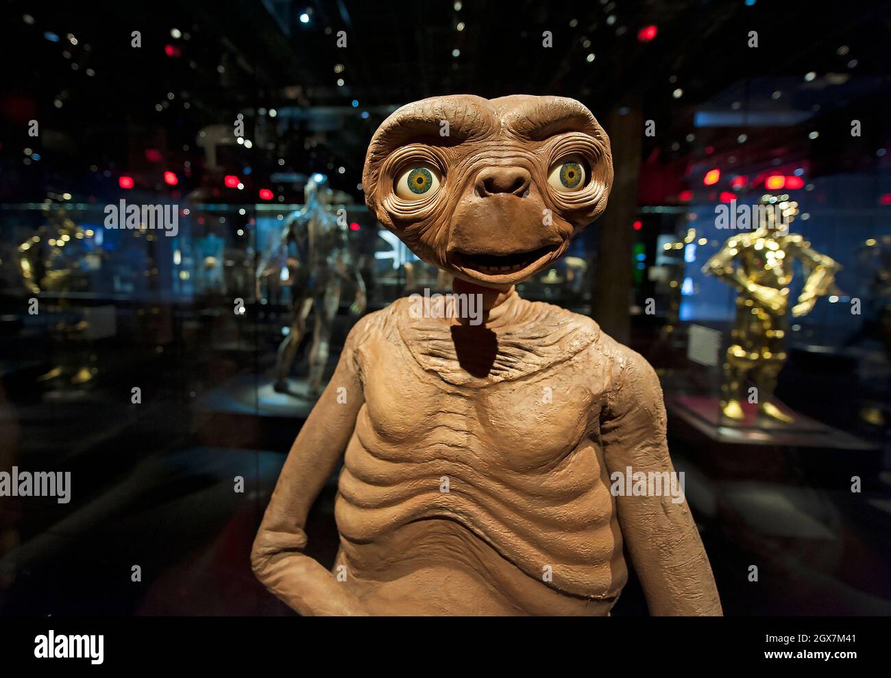 ET Character e altri film Sci-Fi esposti all'Academy Museum of Motion Pictures di Los Angeles, California Foto Stock