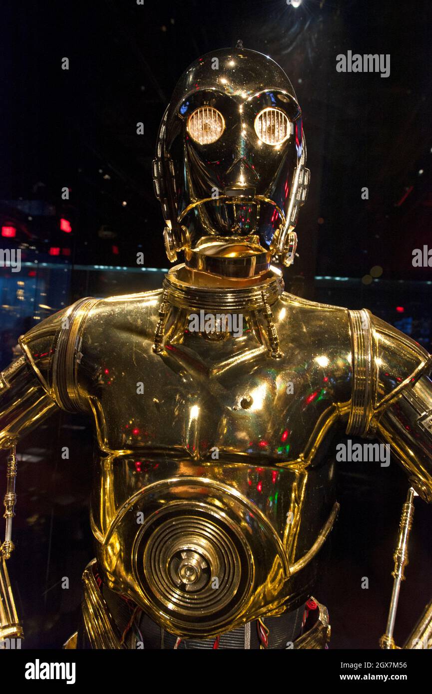 Personaggio C-3PO di Star Wars in mostra all'Academy Museum of Motion Pictures di Los Angeles, California, USA Foto Stock