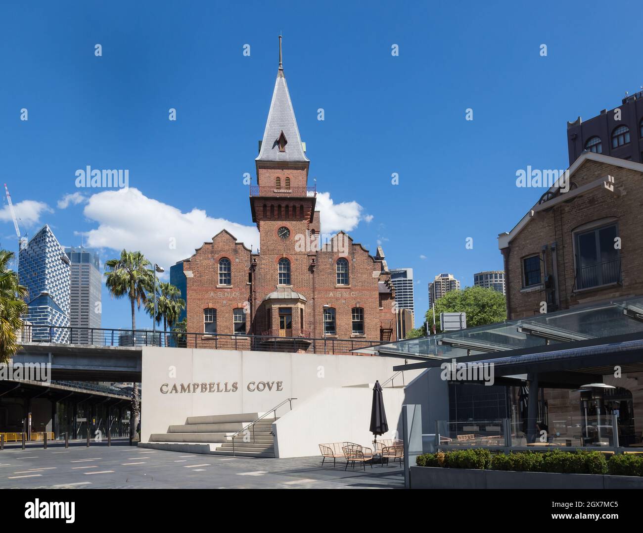 Sydney, Australia. Lunedì 4 ottobre 2021. Il quartiere centrale degli affari di Sydney è ancora molto tranquillo, mentre Sydney si prepara a riaprire una volta raggiunto il 70% obiettivo di vaccinazione completa entro lunedì 11 ottobre. Vista generale di Campbells Cove, The Rocks. Credit: Paul Lovelace/Alamy Live News Foto Stock