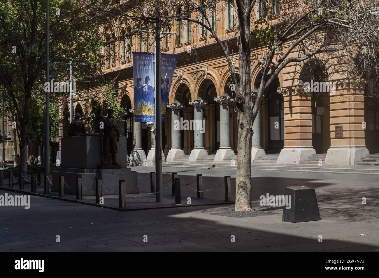 Sydney, Australia. Lunedì 4 ottobre 2021. Il quartiere centrale degli affari di Sydney è ancora molto tranquillo, mentre Sydney si prepara a riaprire una volta raggiunto il 70% obiettivo di vaccinazione completa entro lunedì 11 ottobre. Vedute generali del GPO, Martin Place. Credit: Paul Lovelace/Alamy Live News Foto Stock