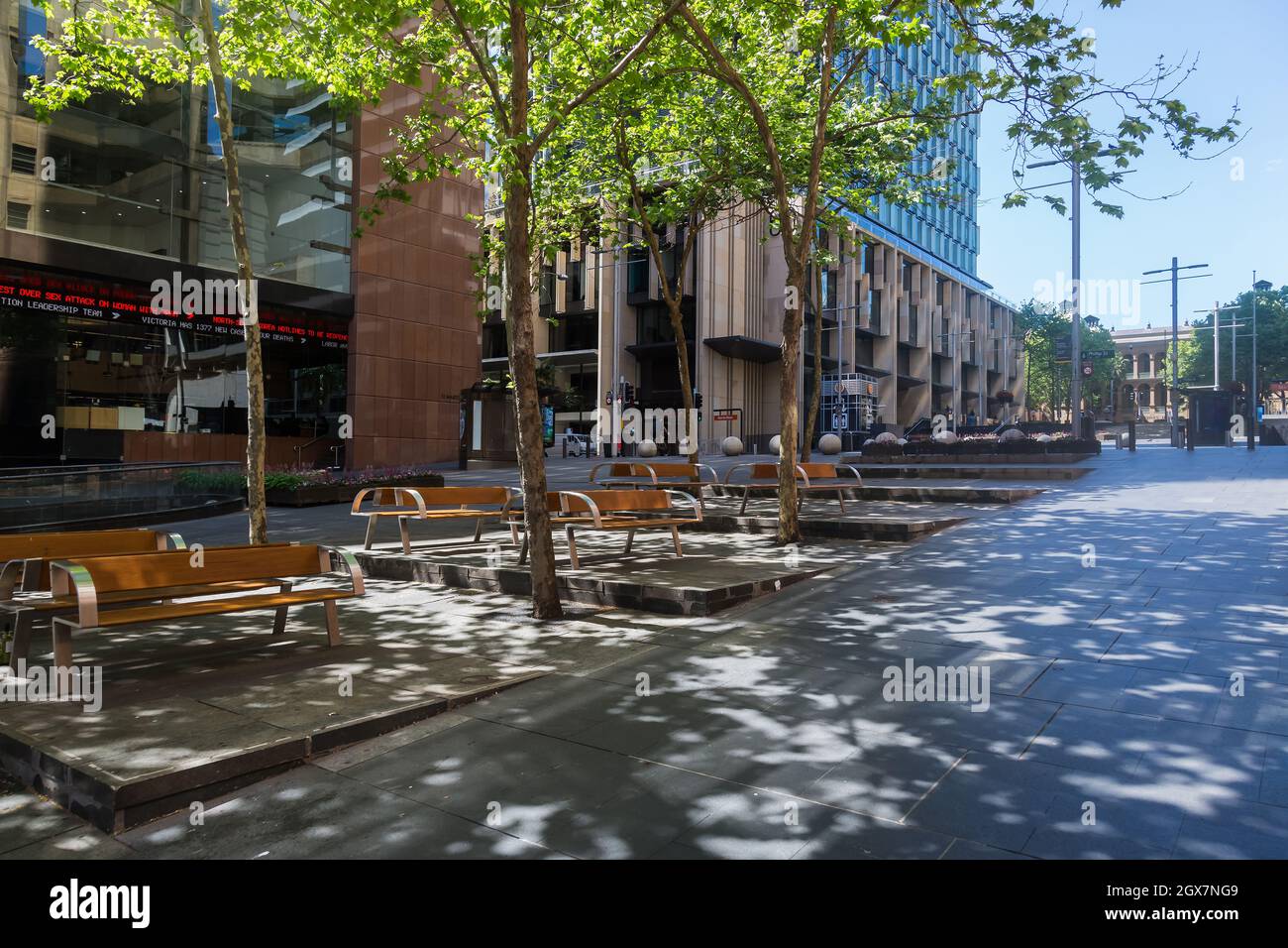 Sydney, Australia. Lunedì 4 ottobre 2021. Il quartiere centrale degli affari di Sydney è ancora molto tranquillo, mentre Sydney si prepara a riaprire una volta raggiunto il 70% obiettivo di vaccinazione completa entro lunedì 11 ottobre. Vedute generali di Martin Place. Credit: Paul Lovelace/Alamy Live News Foto Stock