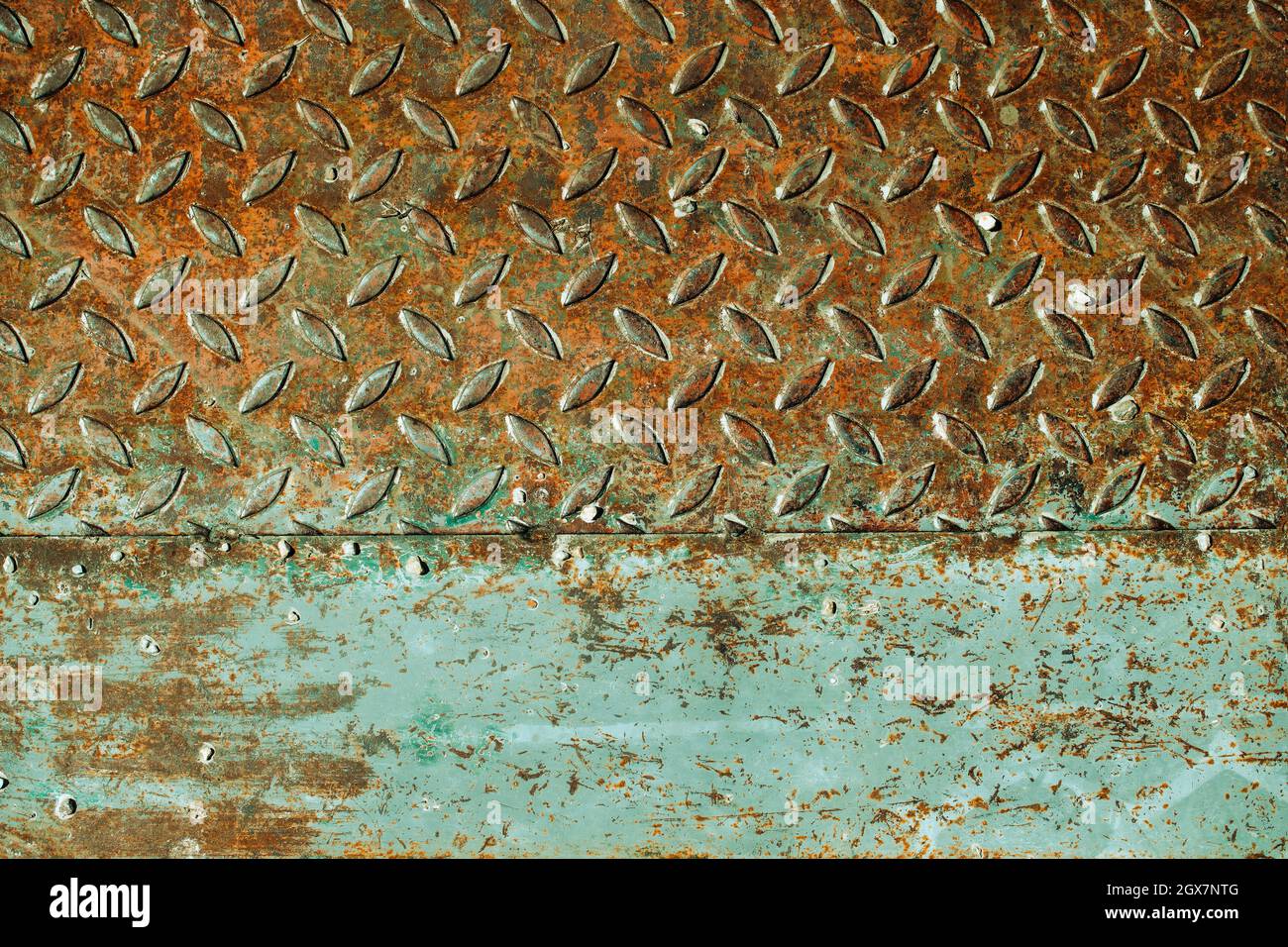 Superficie metallica antislittamento vecchia corrosa come sfondo Foto Stock