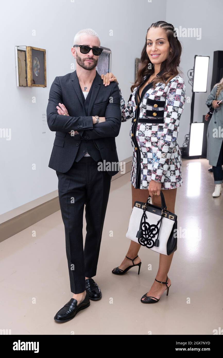 Parigi, Frankreich. 4 ottobre 2021. Hiba Abouk e Pelayo Diaz alla pista GIAMBATTISTA VALLI SS22 durante la Paris Fashion Week - Parigi, Francia. 04/10/2021 Credit: dpa/Alamy Live News Foto Stock