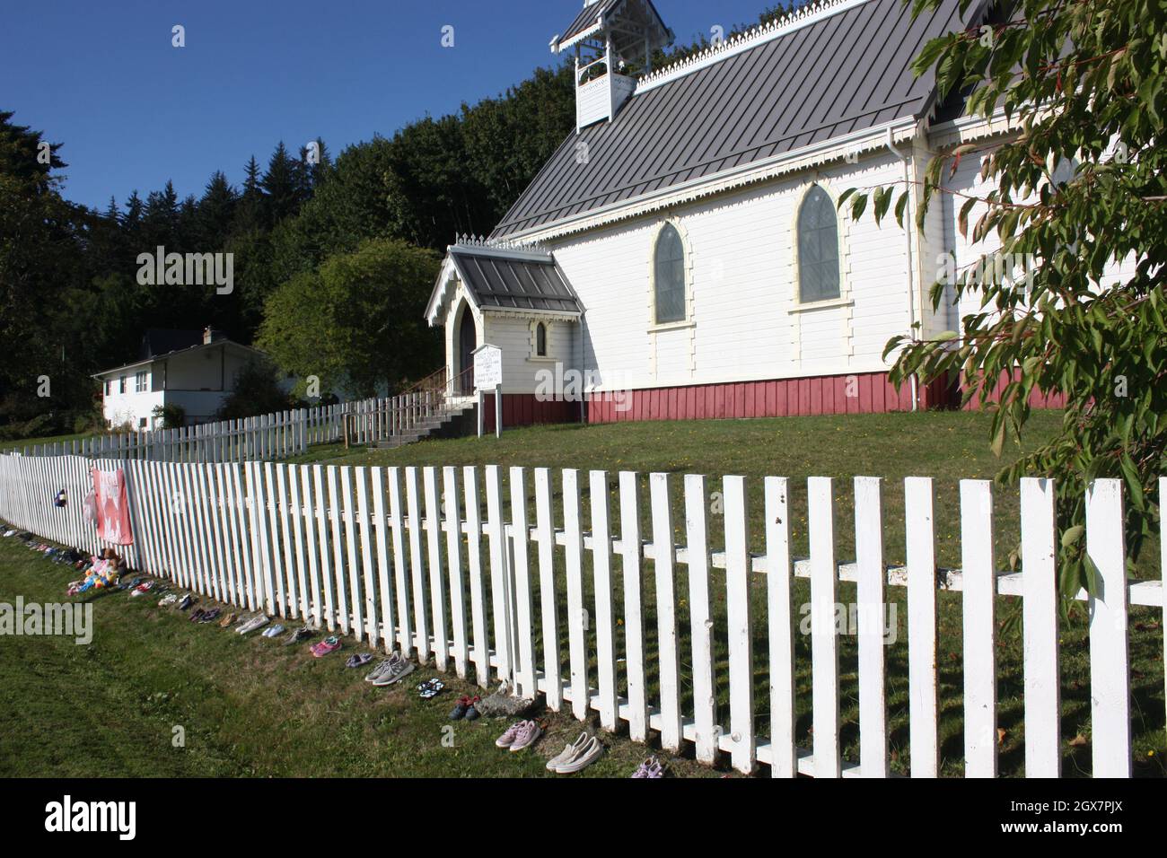 Proteste circa le morti della scuola residenziale scoperte in 2021 fuori della chiesa di Cristo, Alert Bay, isola di Cormorant Foto Stock