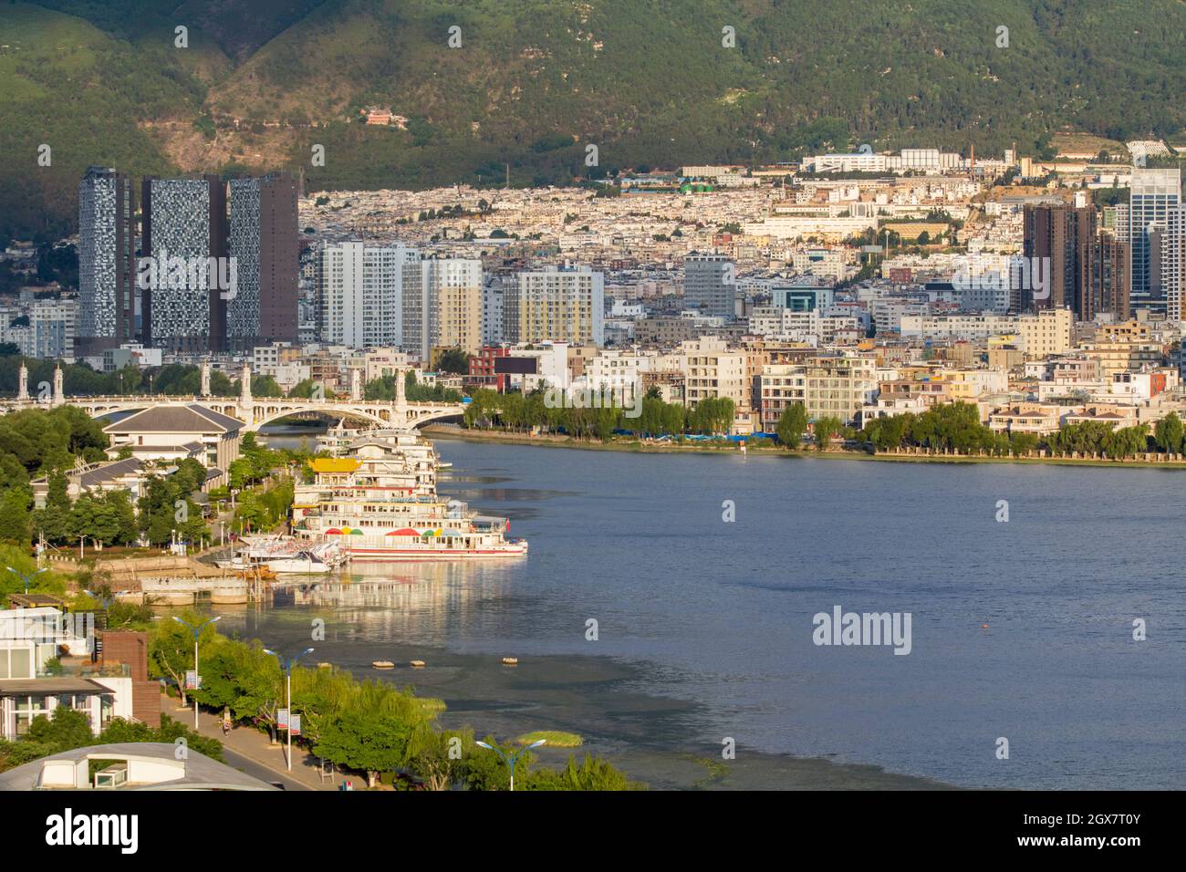 Città di Dali (Xiaguan) sul lago di erhai, Yunnan Cina. Foto Stock