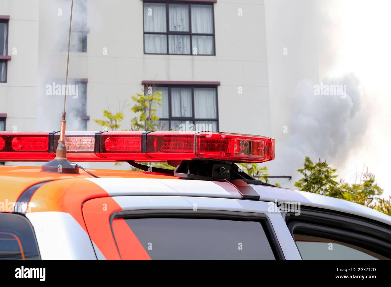 auto di soccorso in edificio incendio. Foto Stock