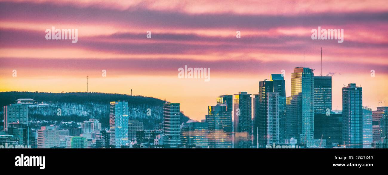Panorama dello skyline della città di Montreal di Quebec destinazione di viaggio in Canada. Scenario invernale sfondo del monte reale e grattacieli edifici Foto Stock