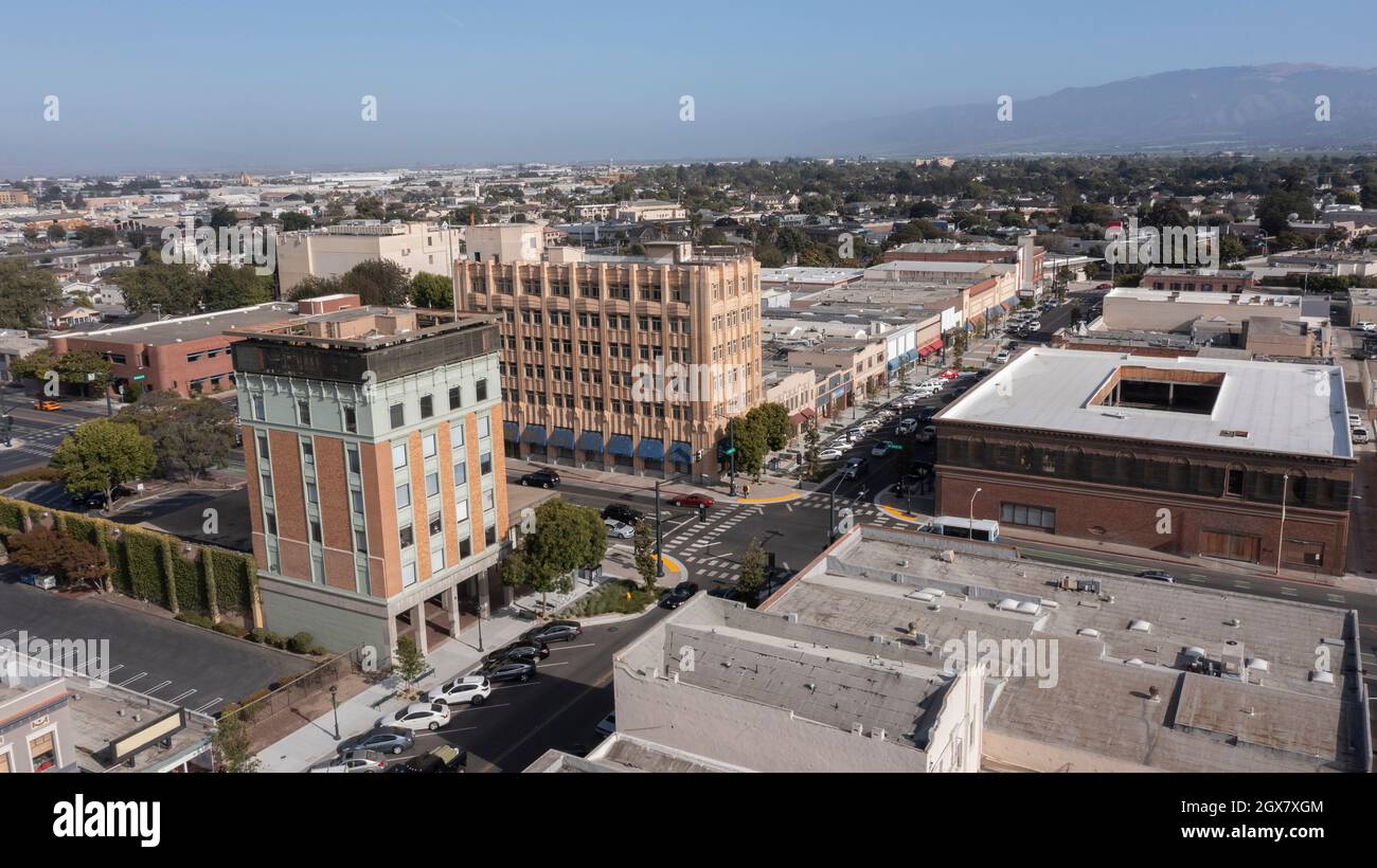 Salinas, California, USA - 23 luglio 2021: La luce del sole del pomeriggio splende nel centro storico della città durante una pausa nella nebbia. Foto Stock