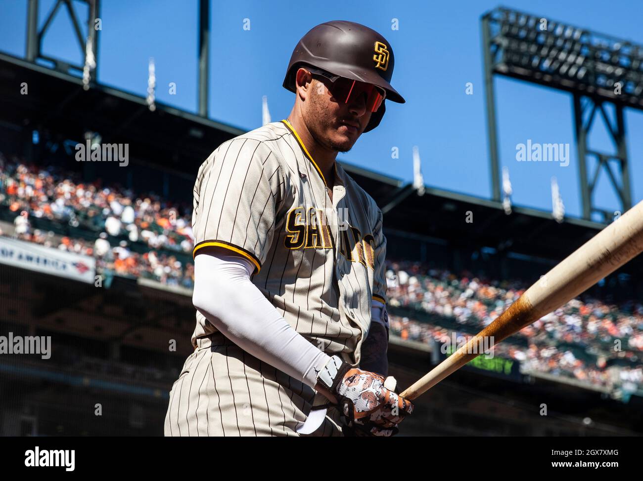 Ottobre 03 2021 San Francisco CA, U.S.A. San Diego Padres terzo baseman Manny Machado (13) sul ponte durante la partita MLB tra i San Diego Padres e i San Francisco Giants. Padre ha perso il 11-4 presso Oracle Park San Francisco Calif. Thurman James / (foto di Thurman James/CSM/Sipa USA) Foto Stock