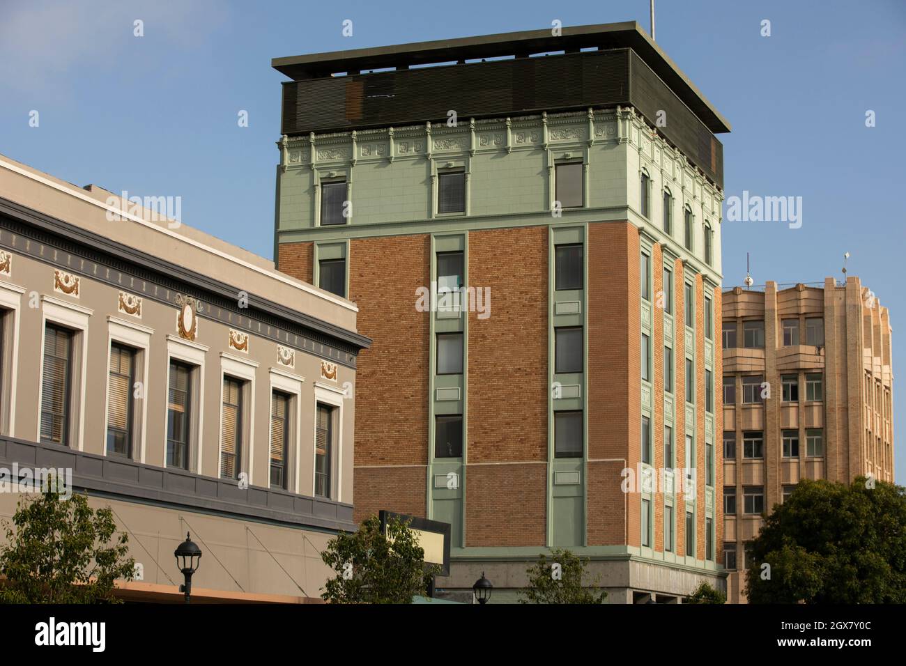 Salinas, California, USA - 23 luglio 2021: La luce del sole del pomeriggio splende nel centro storico della città durante una pausa nella nebbia. Foto Stock