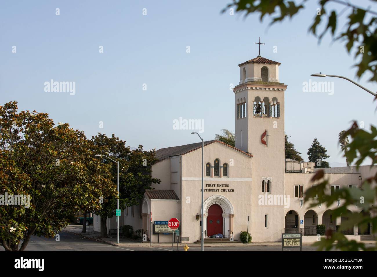 Salinas, California, USA - 23 luglio 2021: La luce del sole splende su una chiesa nel centro storico di Salinas. Foto Stock