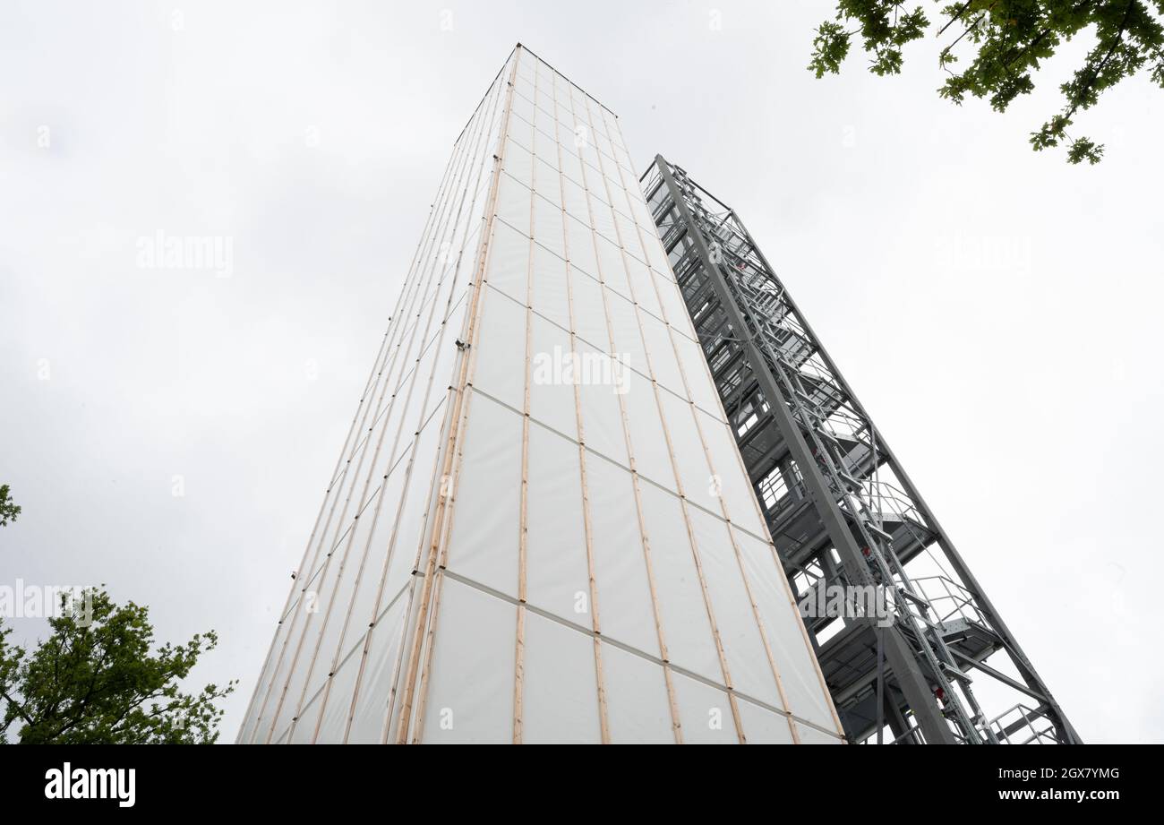 Stoccarda, Germania. 4 ottobre 2021. Un alto edificio dimostrativo adattivo a dodici piani e circa 37 metri di altezza presso l'Università di Stoccarda può adattarsi alle mutevoli influenze ambientali. Le strutture e le facciate di recente sviluppo devono essere testate sulla torre snella alta 36 metri. Credit: Bernd Weißbrod/dpa/Alamy Live News Foto Stock