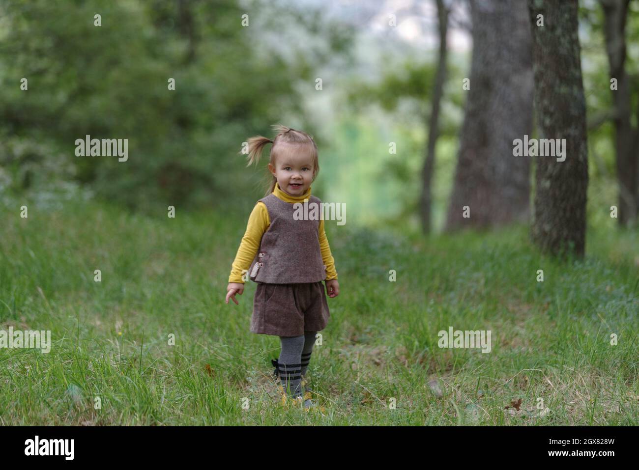 Bambina 18 mesi in una foresta Foto Stock