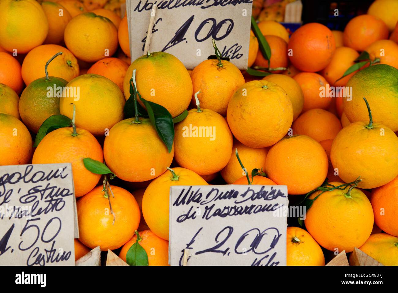 Arance italiane esposte da un venditore di frutta al mercato di Catania, Sicilia, Italia. Foto Stock