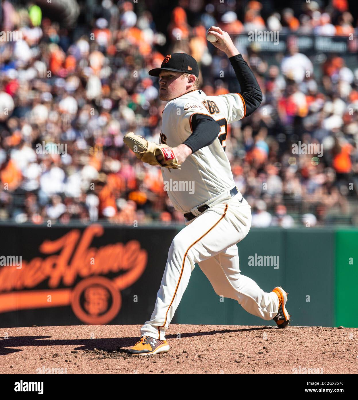 Ottobre 03 2021 San Francisco CA, U.S.A. San Francisco lanciando il lanciatore Logan Webb (62) colpisce otto Padres oltre sette inning e ha colpito la sua prima carriera a casa corsa durante la partita MLB tra i San Diego Padres e i San Francisco Giants. I giganti hanno vinto il 11-4 e hanno vinto il campionato NL West all'Oracle Park San Francisco Calif. Thurman James/CSM Foto Stock