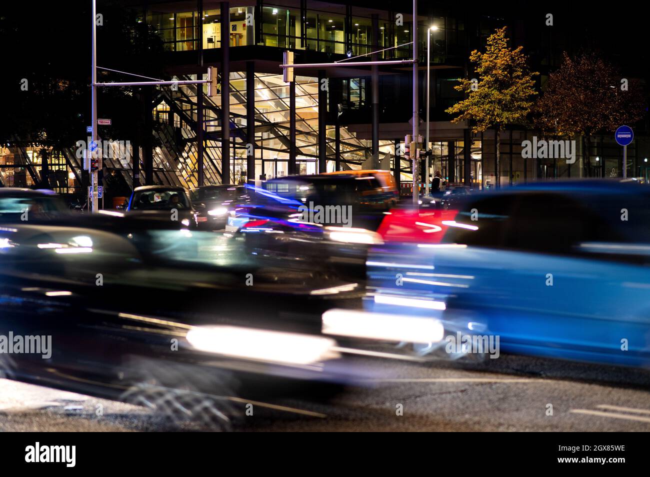 Hannover, Germania. 05 ottobre 2021. Numerose auto passano attraverso la Aegidientorplatz nel centro della città nell'ora di punta della mattina presto (scatto della velocità dell'otturatore lungo). Martedì (05.10.2021), l'autorità federale del trasporto di motori (KBA) pubblica i dati mensili di registrazione per settembre 2021. Credit: Hauke-Christian Dittrich/dpa/Alamy Live News Foto Stock