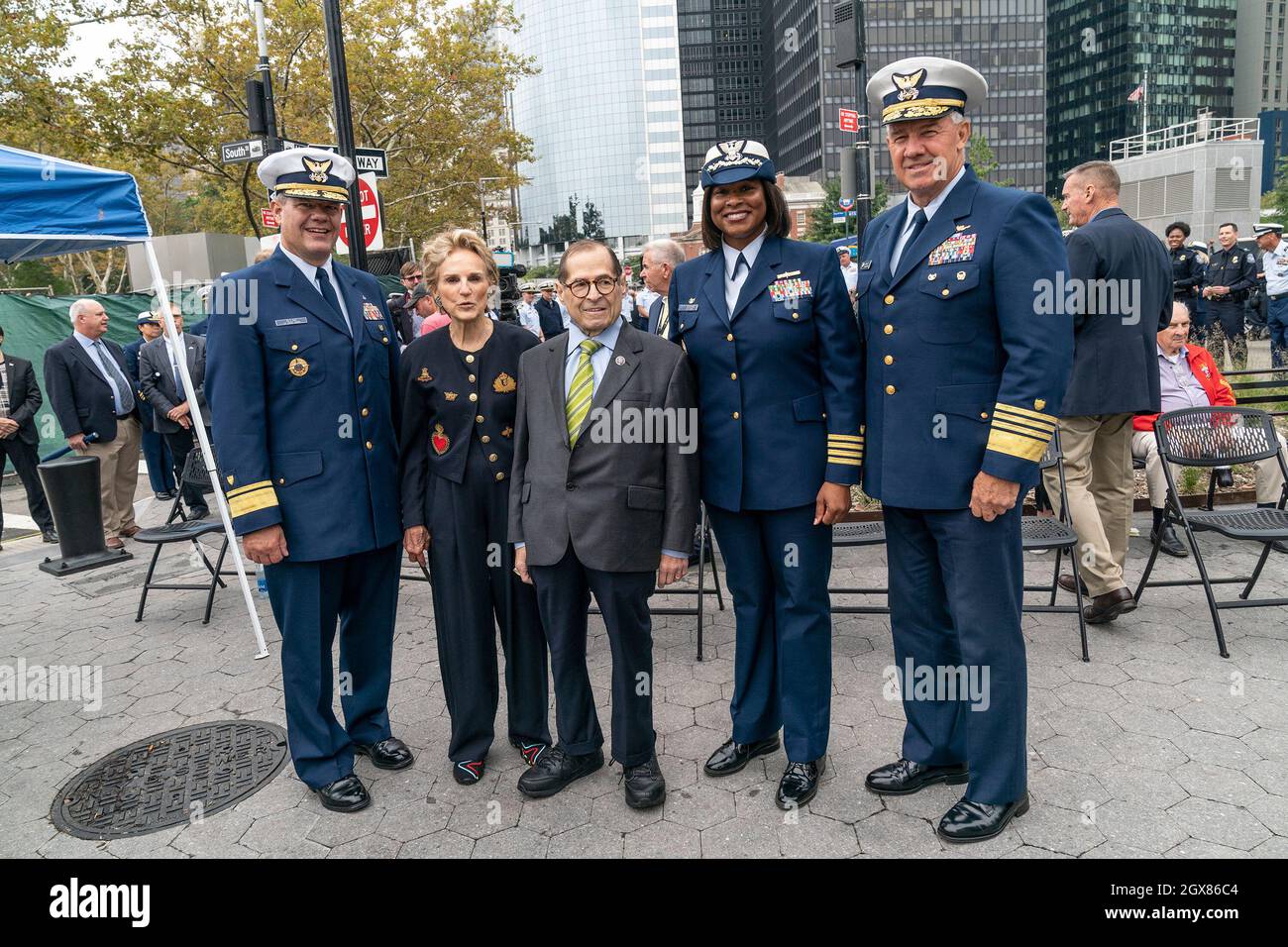 Atmosfera durante la cerimonia per la ridedicazione del monumento ai membri della Guardia Costiera caduti durante la seconda Guerra Mondiale a Battery Park. Come parte dei miglioramenti al monumento Battery Park è stato installato in una piazza recentemente creata con erbe autoctone e situato vicino al centro di reclutamento USCG. Alla cerimonia hanno partecipato sia i membri attuali ed ex membri dell'USCG che i funzionari eletti. L'ammiraglio posteriore Thomas Allan, il presidente della carica della batteria Warrie Price, il rappresentante degli Stati Uniti Jerrold Nadler, il capitano ZEITA Merchant, l'ammiraglio Karl Schultz partecipano alla cerimonia. (Foto di Lev Radin/Pacific Press) Foto Stock