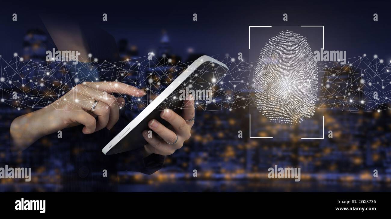 Controllo della password tramite impronte digitali. Tablet bianco con tocco a mano e impronta digitale ologramma sullo sfondo sfocato scuro della città. Biometrico e s. Foto Stock