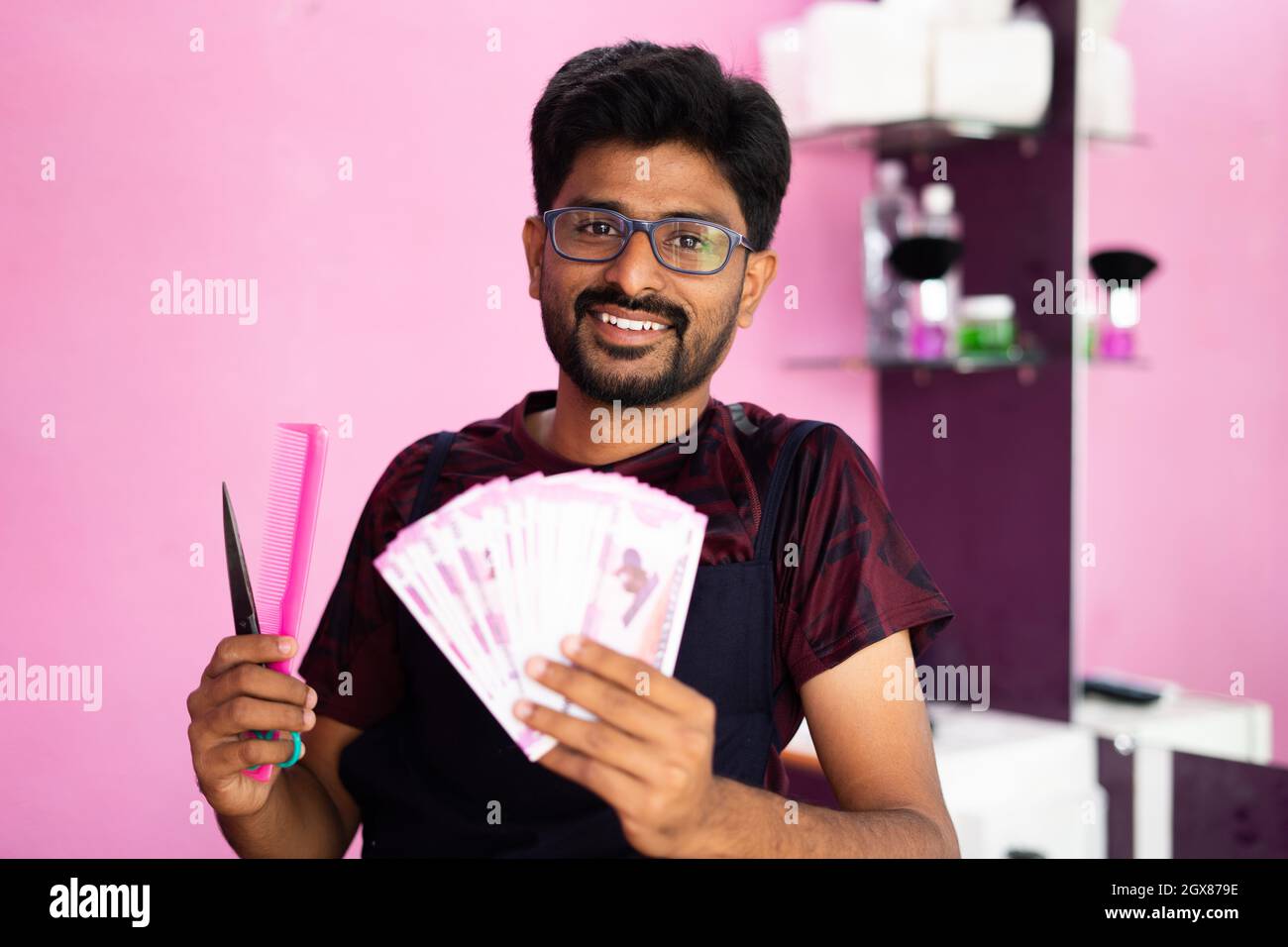 Felice sorridente barbiere indiano con banconote - concetto di successo di business, profitto, banche e finanza. Foto Stock