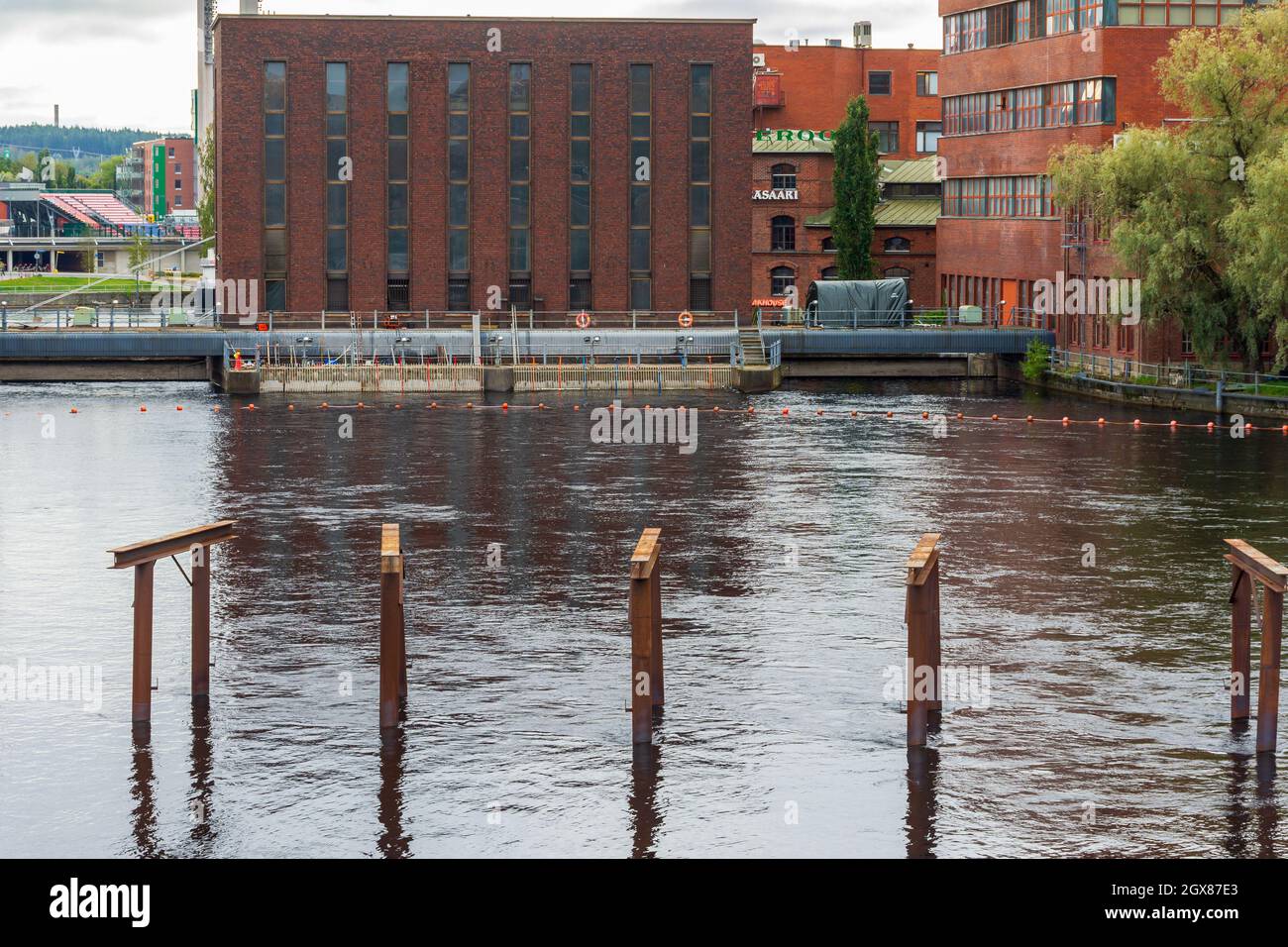 Parti in legno sono state tolse da questo ponte temporaneo e solo costruzioni in metallo sono lasciate a Tammerkoski Rapid a Tampere, Finlandia Foto Stock