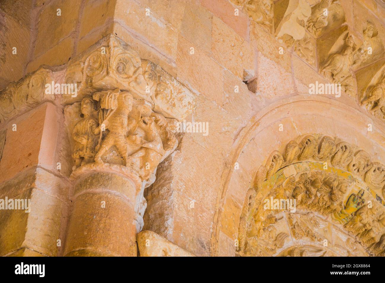 Capitale della facciata. Virgen de la Peña sancttuary, Sepulveda, provincia Segovia, Castilla Leon, Spagna. Foto Stock