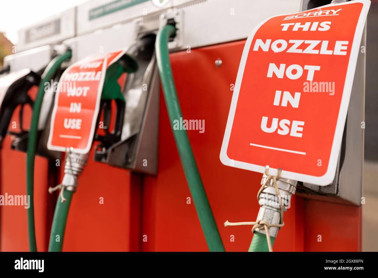Segnali sulle pompe chiuse della stazione di gas in caso di mancanza di carburante Foto Stock