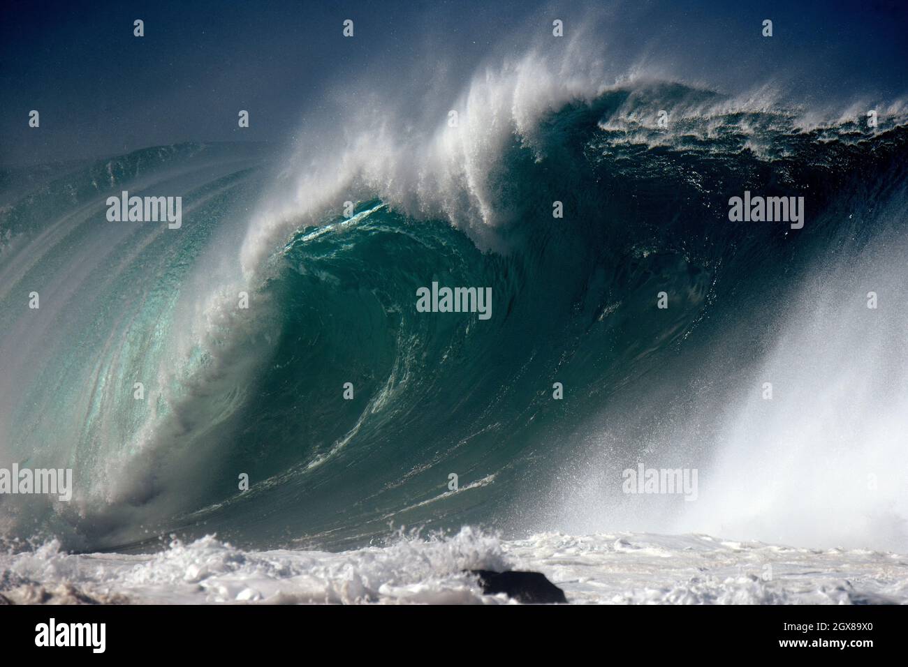 Onda gigantesca dell'oceano che si infrangono a Waimea Bay, North Shore di Oahu, Hawaii, USA Foto Stock