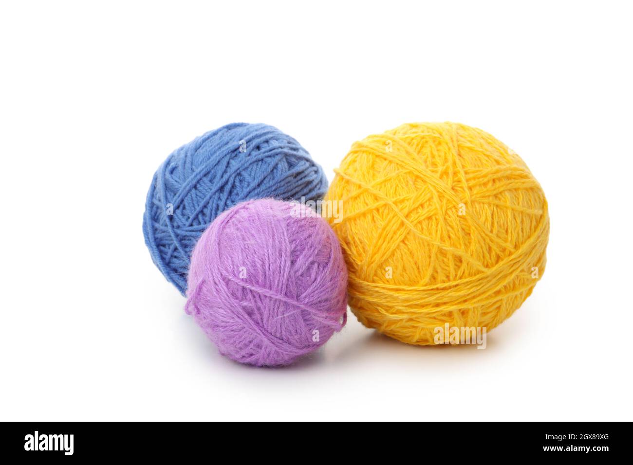Palle di filato multicolore, isolate su sfondo bianco. Foto Stock