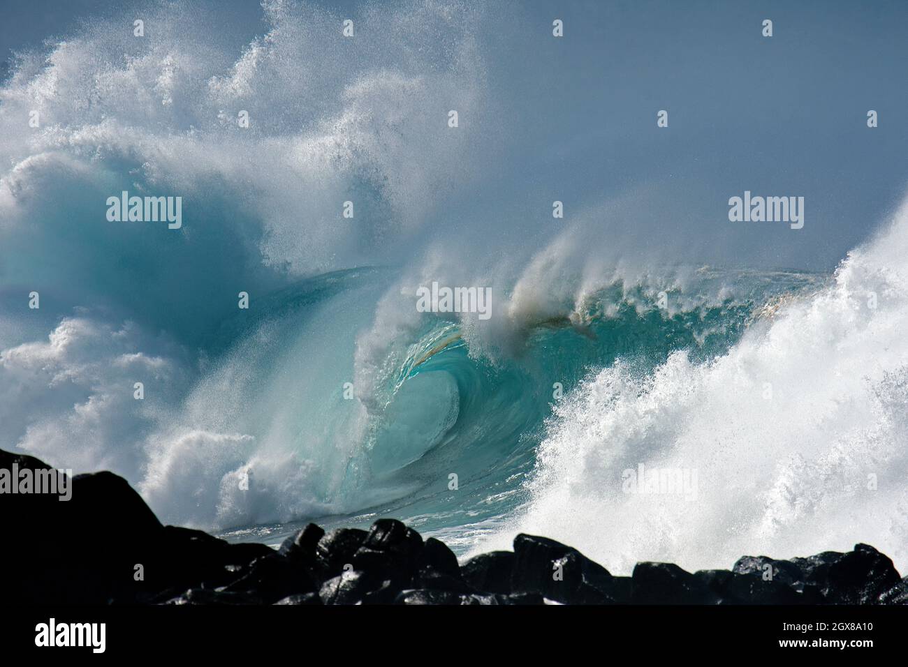 Onda gigantesca dell'oceano che si infrangono a Waimea Bay, North Shore di Oahu, Hawaii, USA Foto Stock