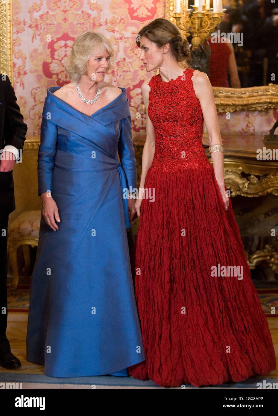 Camilla, Duchessa di Cornovaglia e Letizia, Principessa delle Asturie, partecipano a un banchetto ufficiale al Palacio Real di Madrid il 30 marzo 2011. Foto Stock