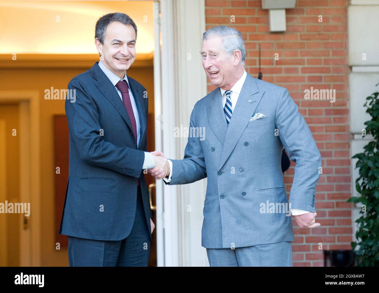 Il primo Ministro spagnolo, Jose Luis Rodriguez Zapatero, saluta il Principe Carlo, Principe di Galles al Palazzo Moncloa di Madrid il 31 marzo 2011. Foto Stock