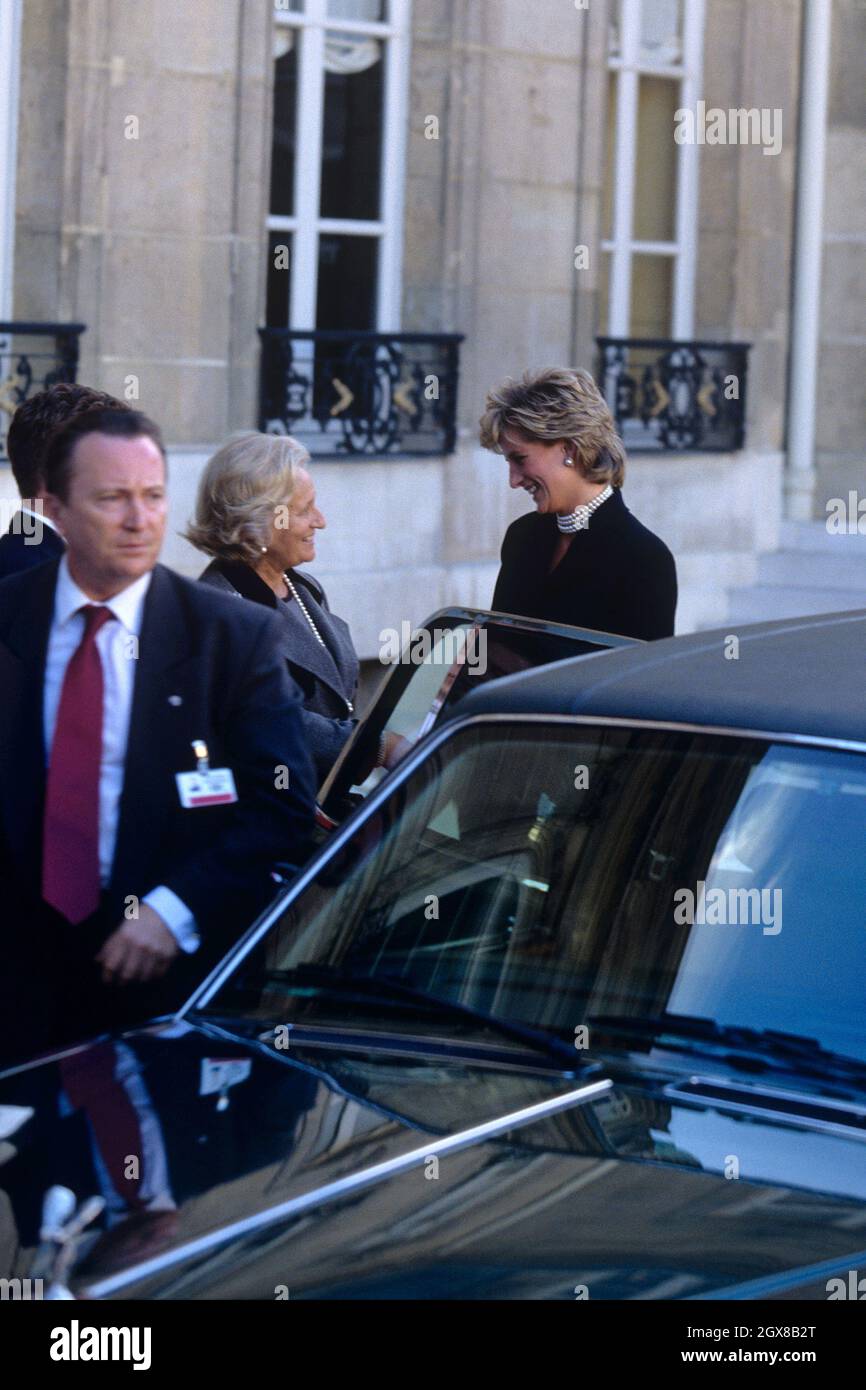 Diana, Principessa del Galles (r) con Bernadette Chirac, moglie del presidente francese Jacques Chirac, sulle scale del Palazzo Elysee, Parigi. La principessa arrivò con stile, essendo guidata in un Rolls Royce Foto Stock