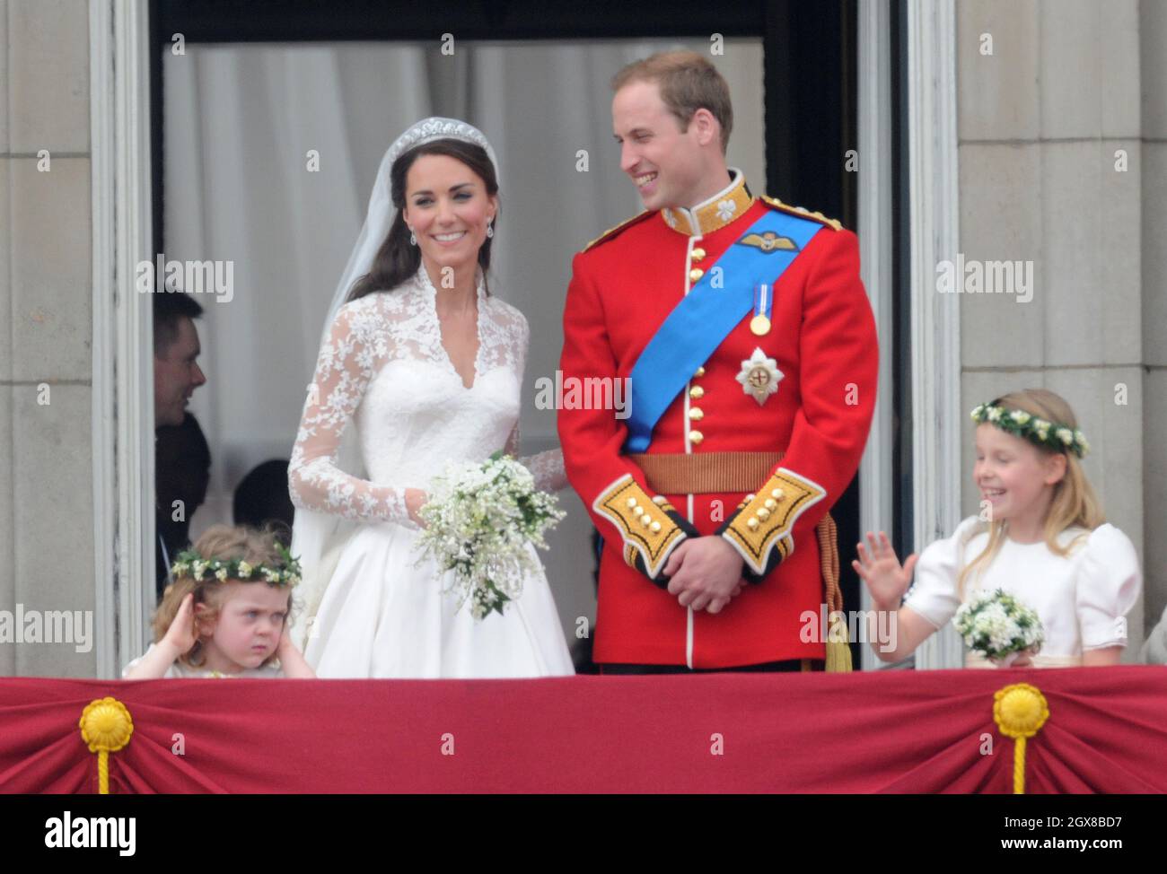 Il Principe William e la sua sposa Catherine Middleton baciano sul balcone di Buckingham Palace dopo il loro matrimonio il 29 aprile 2011. Foto Stock