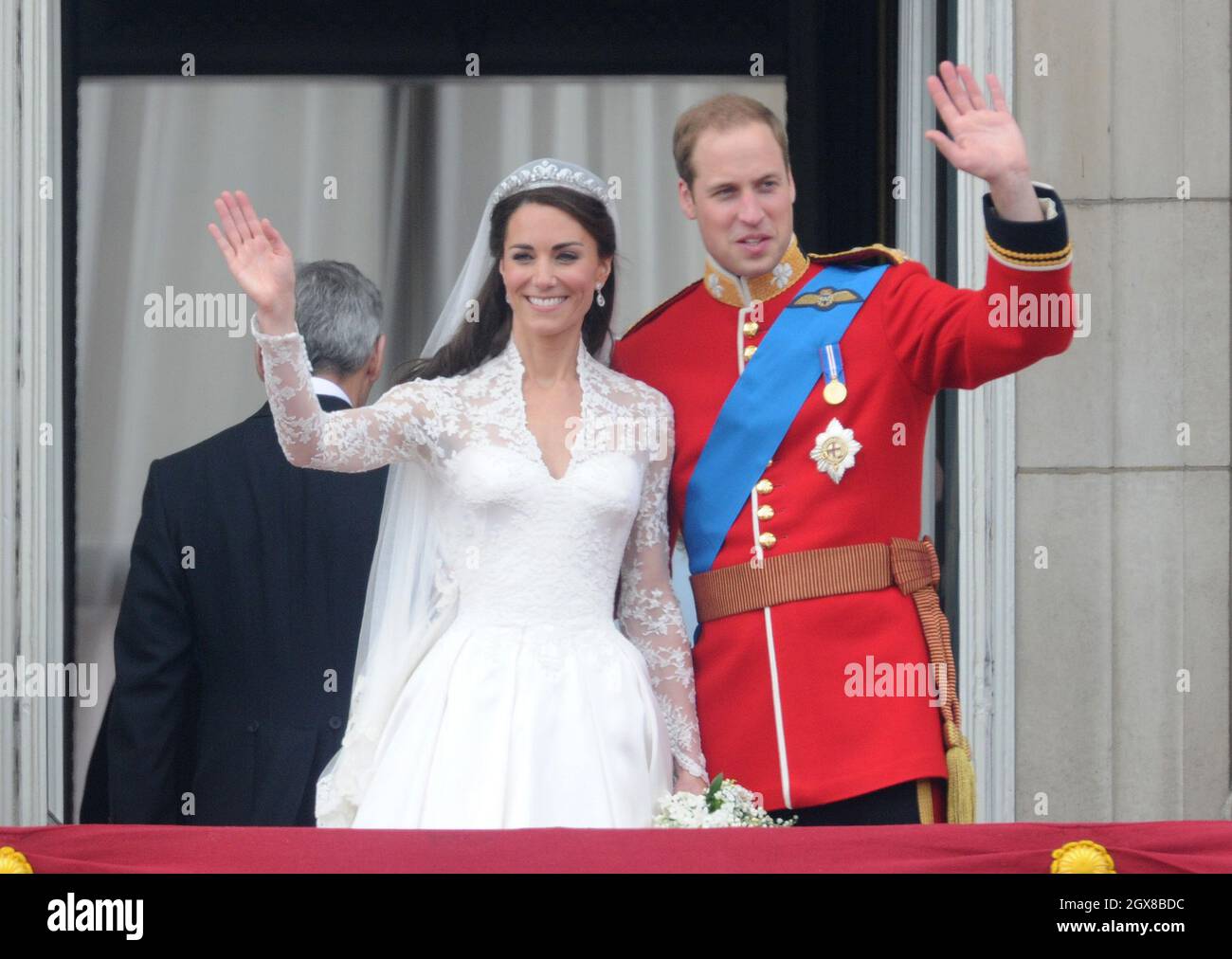 Il Principe William e la sua sposa Catherine Middleton baciano sul balcone di Buckingham Palace dopo il loro matrimonio il 29 aprile 2011. Foto Stock