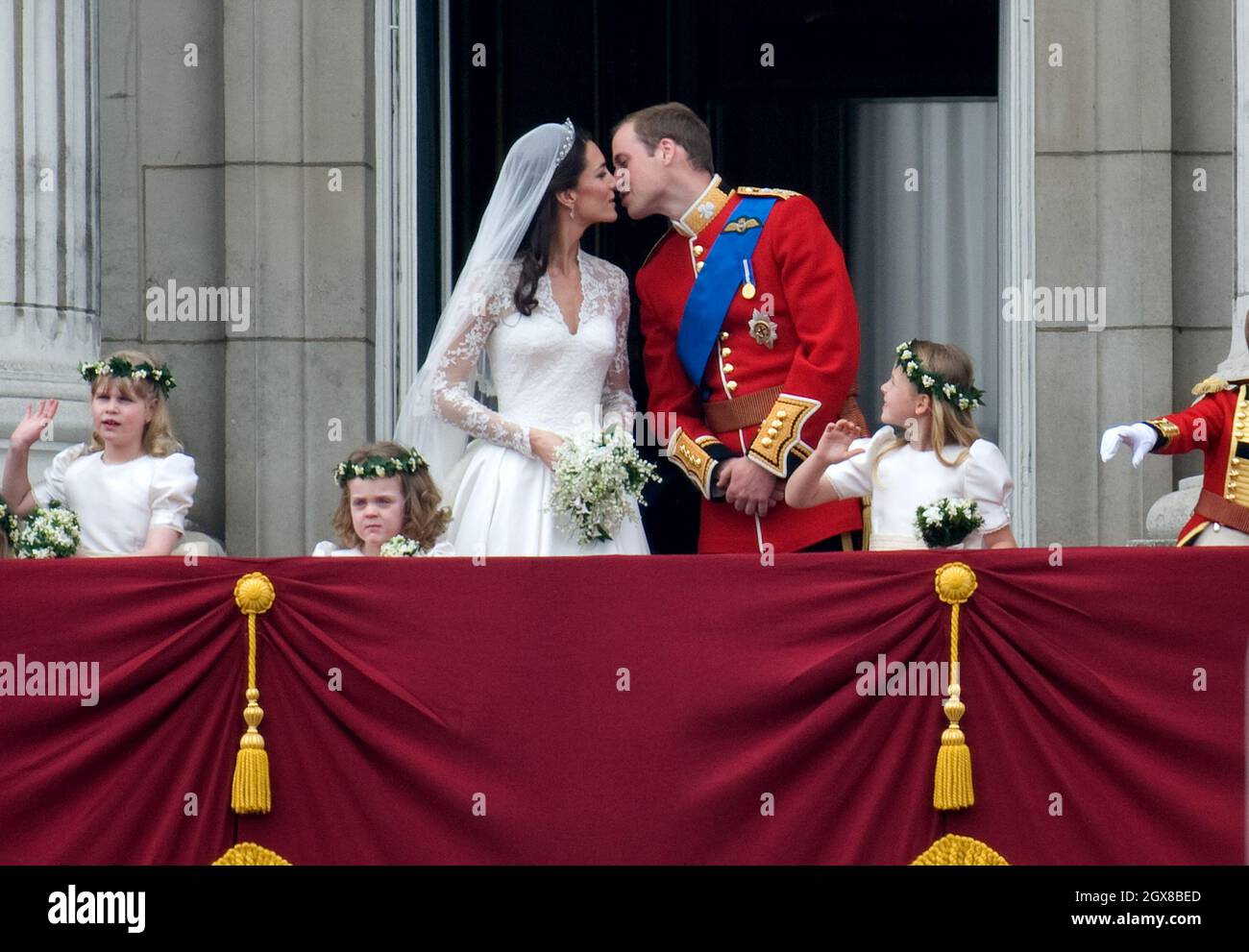 Il Principe William e la sua sposa Catherine Middleton baciano sul balcone di Buckingham Palace dopo il loro matrimonio il 29 aprile 2011. Foto Stock