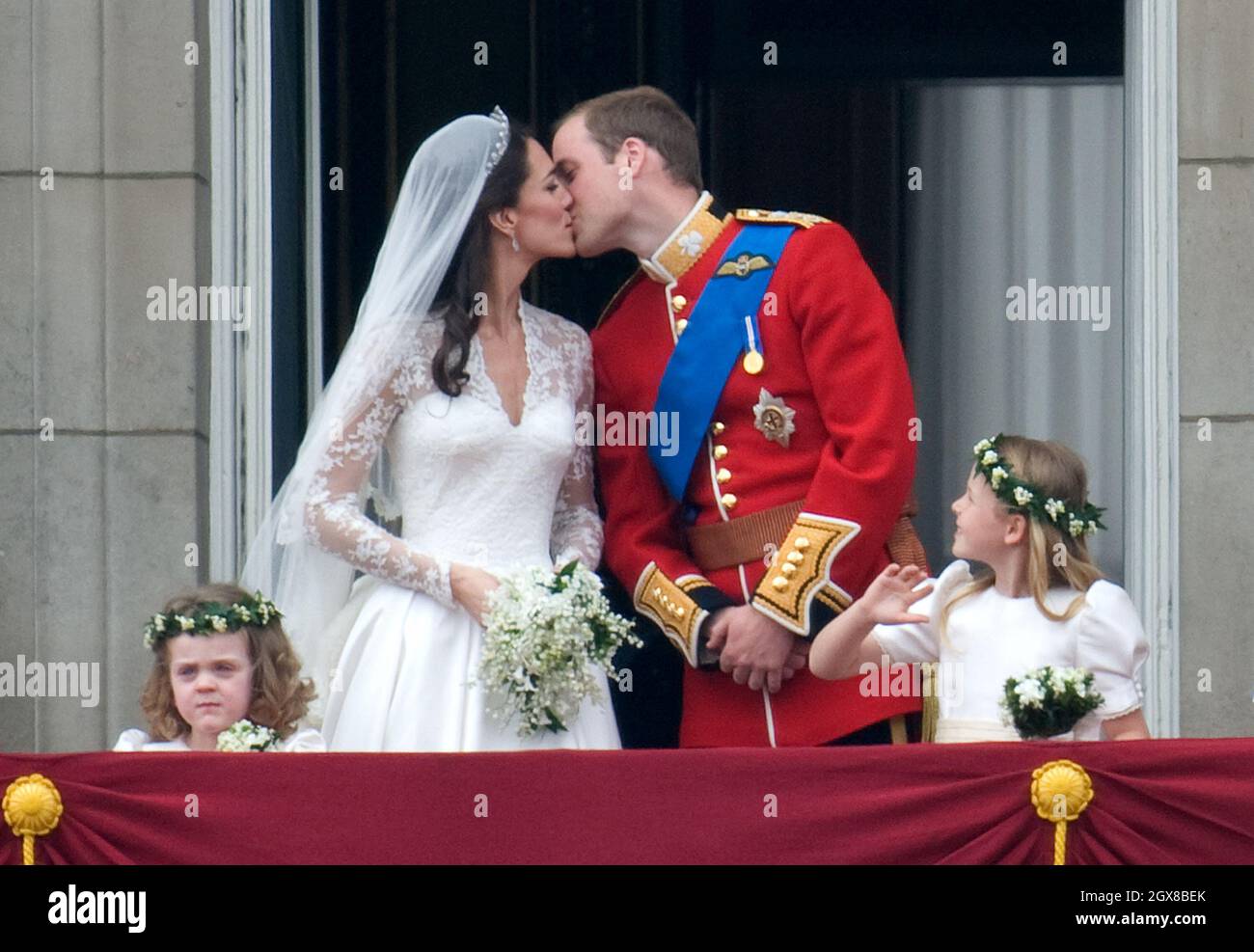 Il Principe William e la sua sposa Catherine Middleton baciano sul balcone di Buckingham Palace dopo il loro matrimonio il 29 aprile 2011. Foto Stock