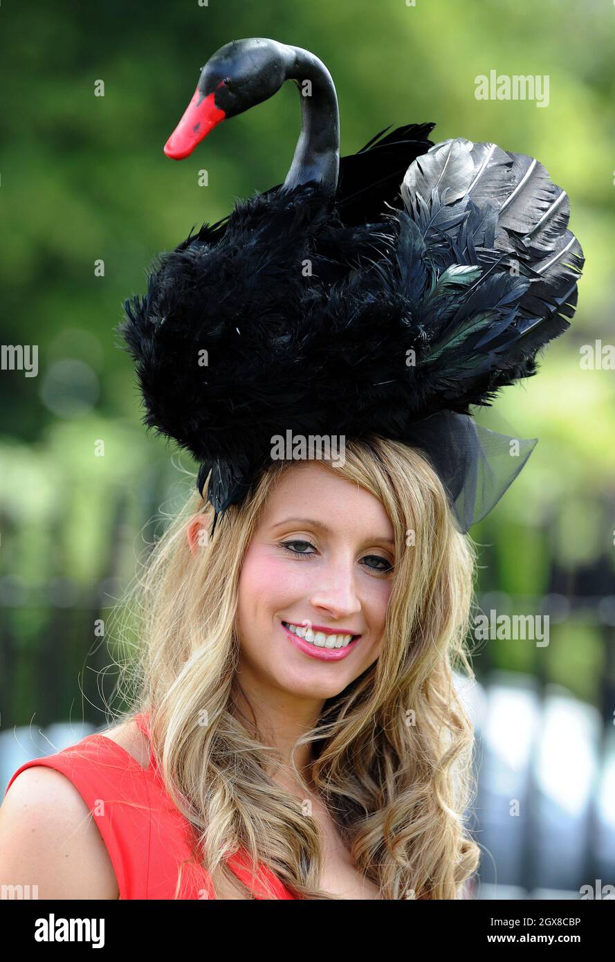 Una signora in un cappello fantasioso partecipa alla Giornata delle Signore al Royal Ascot il 16 giugno 2011. Foto Stock