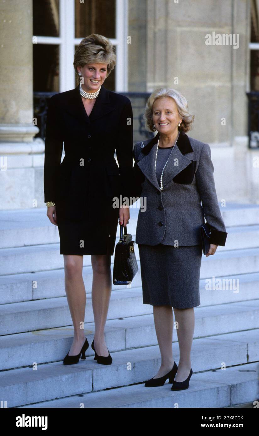 La Principessa del Galles con Bernadette Chirac, moglie del Presidente francese Jacques Chirac sui gradini del Palazzo Elysee. Foto Stock