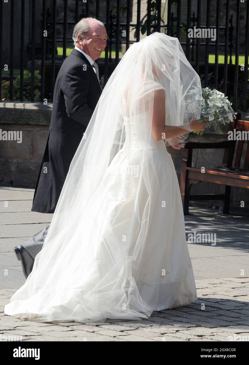 Zara Phillips, accompagnato dal padre capitano Mark Phillips, arriva a Canongate Kirk a Edimburgo per sposare Mike Tindall il 30 luglio 2011. Foto Stock